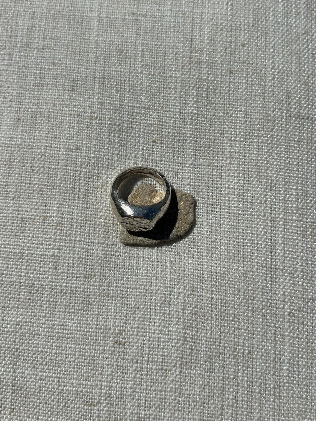 Wavy ring