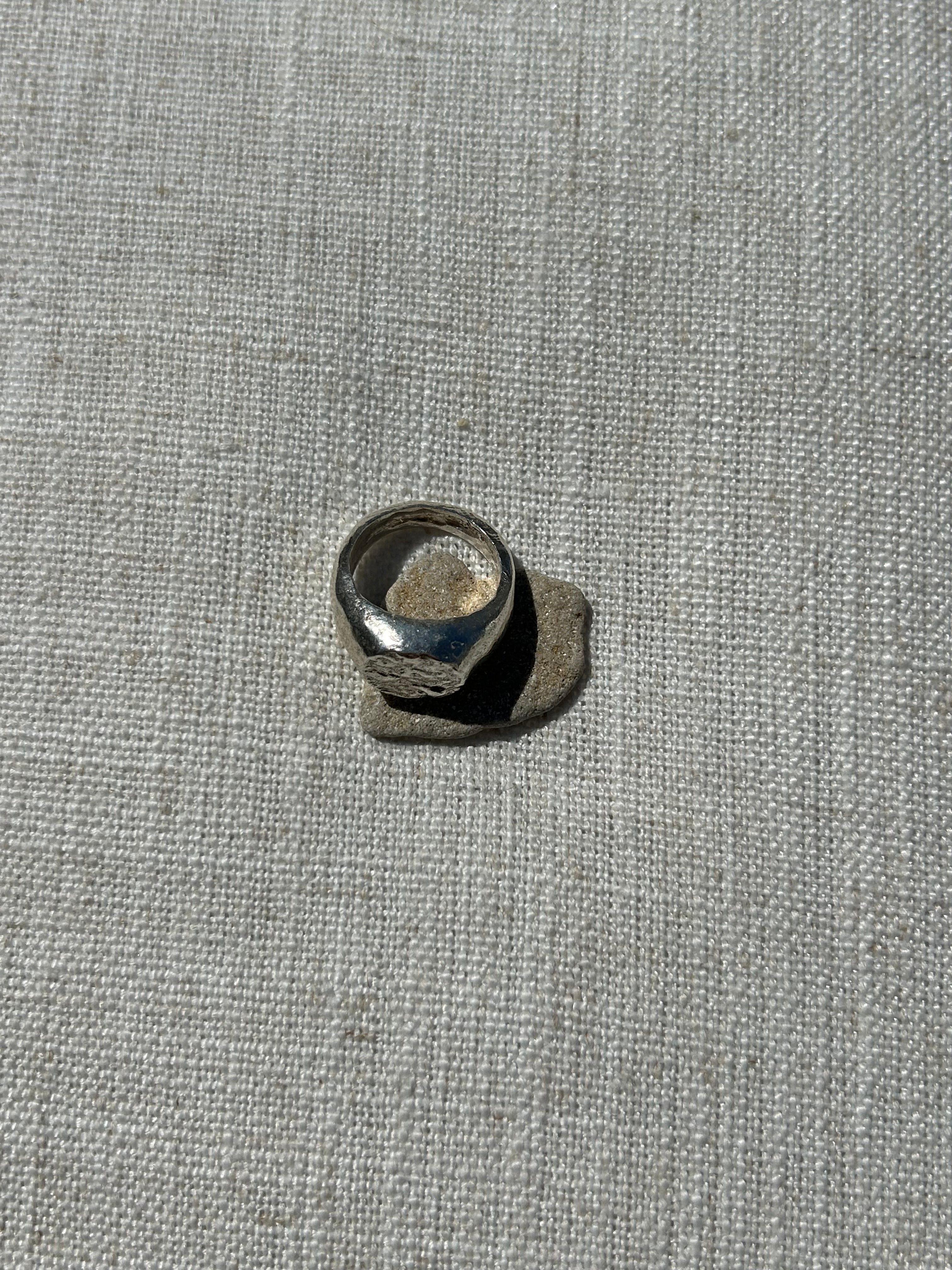 Wavy ring