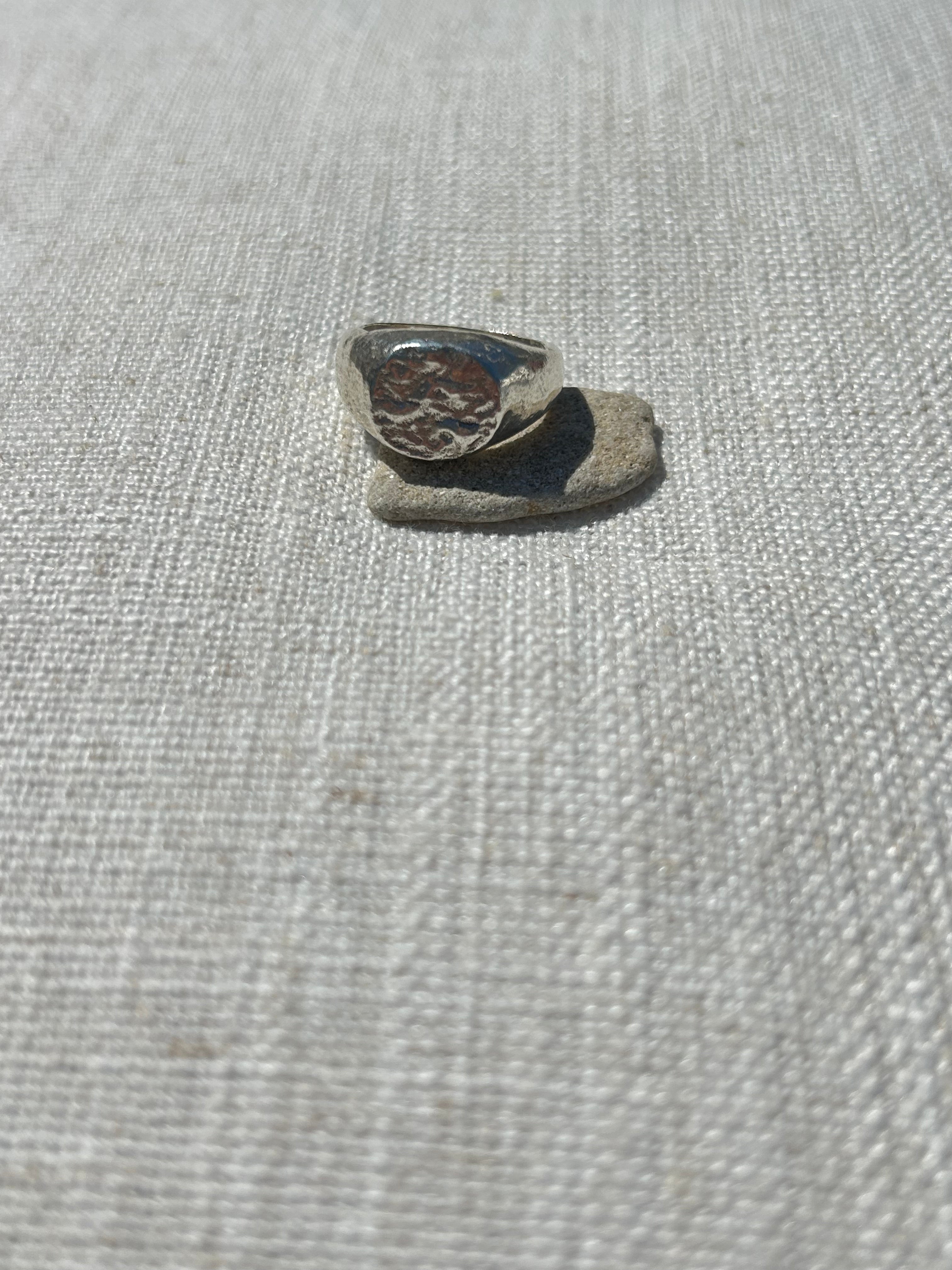 Wavy ring